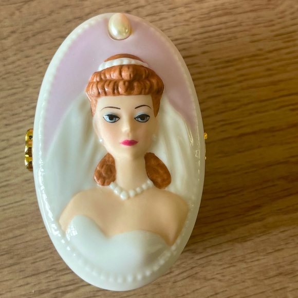 Vintage Barbie Oval Jewelry Box - From Barbie with Love - Wedding Day - Picture 1 of 3